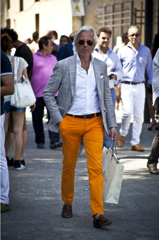 Как носить серый пиджак с коричневыми кожаными лоферами за 40 лет мужчине в теплую погоду в стиле смарт-кэжуал: Серый пиджак и оранжевые брюки чинос выигрышно впишутся в любой мужской образ — лёгкий повседневный образ или же строгий вечерний. Такой лук легко обретает свежее прочтение в тандеме с коричневыми кожаными лоферами.