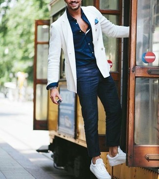 Какие брюки чинос носить с темно-сине-белой классической рубашкой в 30 лет: Комбо из темно-сине-белой классической рубашки и брюк чинос поможет выразить твою индивидуальность. Этот лук прекрасно дополнят белые плимсоллы.