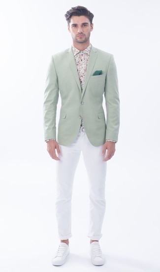 Модный лук: мятный пиджак, белая классическая рубашка с цветочным принтом, белые брюки чинос, белые низкие кеды