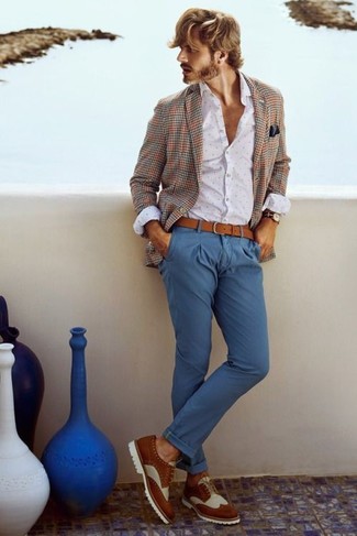 С чем носить белые кожаные броги в 30 лет в теплую погоду: Коричневый пиджак в шотландскую клетку в паре с синими брюками чинос — прекрасный пример привлекательного офисного стиля для джентльменов. Если ты любишь смелые решения в своих ансамблях, закончи этот белыми кожаными брогами.