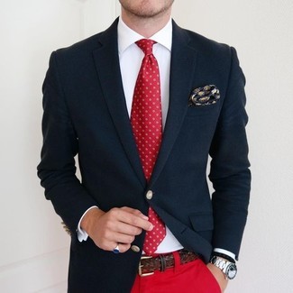 С чем носить красный галстук мужчине в стиле смарт-кэжуал: Комбо из темно-синего пиджака и красного галстука поможет создать модный и в то же время изысканный лук.