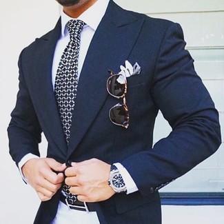 Как носить белую классическую рубашку с темно-синим пиджаком мужчине: Сочетание темно-синего пиджака и белой классической рубашки — превосходный пример строгого мужского стиля.