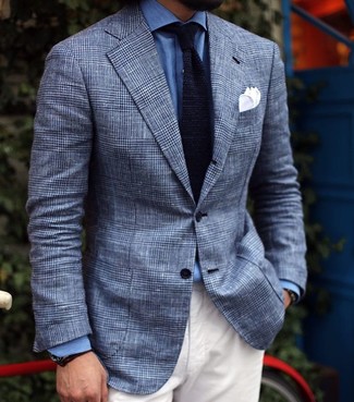 С чем носить синий пиджак в 30 лет мужчине лето в стиле смарт-кэжуал: Повторить такой лук из синего пиджака и белых брюк чинос легко, главное - подобрать вещи по фигуре. Подобное сочетание обеспечивает комфорт в ношении в настоящую жару.