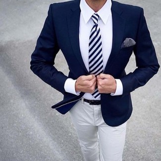 С чем носить бело-красный галстук в горизонтальную полоску мужчине в теплую погоду в стиле смарт-кэжуал: Темно-синий пиджак и бело-красный галстук в горизонтальную полоску — прекрасный лук для мероприятия в фешенебельном заведении.