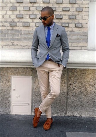 С чем носить темно-синюю классическую рубашку мужчине в стиле смарт-кэжуал: Если ты принадлежишь к той категории джентльменов, которые любят выглядеть модно, тебе полюбится дуэт темно-синей классической рубашки и бежевых брюк чинос. Хотел бы сделать лук немного элегантнее? Тогда в качестве обуви к этому образу, обрати внимание на табачные замшевые лоферы с кисточками.