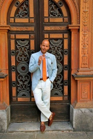 С чем носить оранжевый галстук мужчине в стиле смарт-кэжуал: Сочетание голубого пиджака и оранжевого галстука — чудесный пример элегантного стиля. Что до обуви, можно завершить образ коричневыми кожаными лоферами с кисточками.