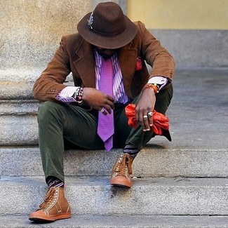 С чем носить пурпурную классическую рубашку в 30 лет мужчине в теплую погоду: Если ты принадлежишь к той немногочисленной категории мужчин, которые каждый день стараются смотреться безупречно, тебе подойдет тандем пурпурной классической рубашки и оливковых вельветовых брюк чинос. Если сочетание несочетаемого импонирует тебе не меньше, чем проверенная классика, закончи свой наряд светло-коричневыми кожаными высокими кедами.