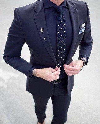 Как носить черные брюки чинос с синим пиджаком в 30 лет лето: Синий пиджак в сочетании с черными брюками чинос прекрасно подойдет для офиса. Весьма подходящий выбор на лето.