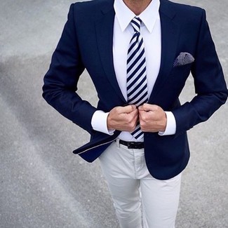 С чем носить темно-сине-белый галстук в вертикальную полоску мужчине лето в стиле смарт-кэжуал: Несмотря на то, что это весьма консервативный ансамбль, дуэт темно-синего пиджака и темно-сине-белого галстука в вертикальную полоску всегда будет выбором стильных мужчин, пленяя при этом дамские сердца. Пережить нестерпимый летний зной значительно легче, если ты одет вот так.