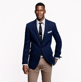 Как носить темно-синий пиджак с светло-коричневыми брюками чинос: Сочетание темно-синего пиджака и светло-коричневых брюк чинос уместно и на работе, и на прогулке с подругой.