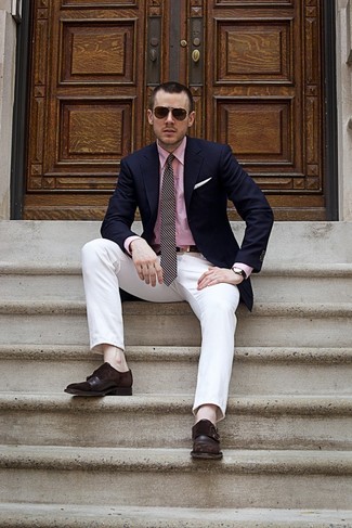Какие монки носить с белыми брюками чинос: Темно-синий пиджак в сочетании с белыми брюками чинос великолепно подойдет для офиса. Такой образ обретет новое прочтение в паре с монками.