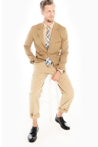 С чем носить светло-коричневый хлопковый пиджак мужчине лето в стиле смарт-кэжуал: Светло-коричневый хлопковый пиджак и светло-коричневые брюки чинос — беспроигрышный вариант для воплощения мужского образа в стиле business casual. Не прочь привнести сюда толику изысканности? Тогда в качестве дополнения к этому образу, выбирай черные кожаные туфли дерби. Такое сочетание одежды определенно придется тебе по вкусу в летнюю жару.
