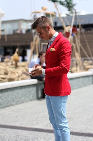 С чем носить темно-красный пиджак мужчине: Темно-красный пиджак и голубые брюки чинос — образ, который будет неизменно притягивать дамские взоры.