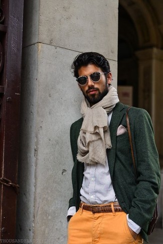 Какие брюки чинос носить с оливковым пиджаком: Тандем оливкового пиджака и брюк чинос поможет реализовать в твоем ансамбле городской стиль современного мужчины.
