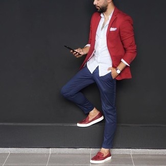С чем носить красный пиджак в 30 лет мужчине в стиле смарт-кэжуал: Если ты приписываешь себя к той редкой категории мужчин, которые каждый день одеваются безупречно, тебе полюбится лук из красного пиджака и темно-синих брюк чинос. Думаешь сделать образ немного строже? Тогда в качестве дополнения к этому образу, обрати внимание на красные кожаные лоферы с кисточками.