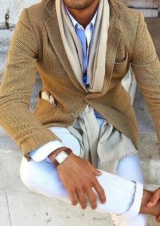 Модный лук: светло-коричневый шерстяной пиджак с узором "в ёлочку", голубая классическая рубашка, белые брюки чинос, бежевый шарф