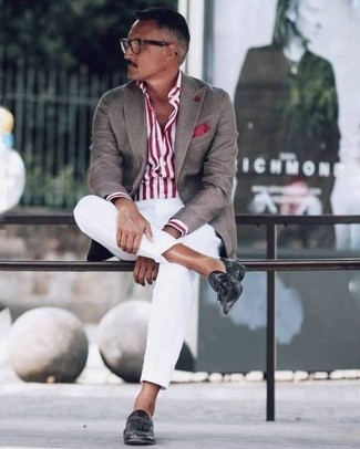 Как носить классическую рубашку с брюками чинос за 40 лет: Дуэт классической рубашки и брюк чинос смотрится отменно, согласен? Думаешь сделать образ немного строже? Тогда в качестве обуви к этому ансамблю, стоит выбрать черные кожаные лоферы с кисточками.