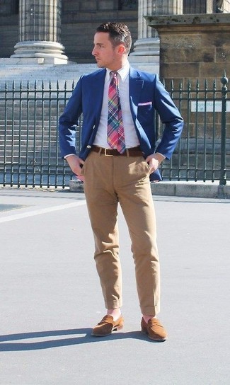 С чем носить разноцветный галстук в шотландскую клетку мужчине: Несмотря на то, что это классический лук, тандем синего пиджака и разноцветного галстука в шотландскую клетку всегда будет по вкусу стильным молодым людям, но также пленяет при этом сердца барышень. Вместе с этим луком органично будут выглядеть коричневые замшевые лоферы.