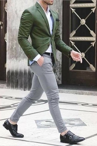 С чем носить темно-зеленый пиджак в 30 лет мужчине в теплую погоду в стиле смарт-кэжуал: Создав образ из темно-зеленого пиджака и серых брюк чинос, можно получить прекрасный мужской образ для полуформальных встреч после работы. Думаешь добавить в этот лук нотку изысканности? Тогда в качестве дополнения к этому ансамблю, стоит обратить внимание на черные кожаные монки с двумя ремешками.