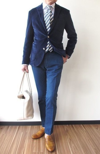 С чем носить горчичные кожаные лоферы мужчине: Темно-синий вельветовый пиджак в сочетании с темно-синими брюками чинос — воплощение непринужденного офисного стиля для парней. Думаешь сделать лук немного элегантнее? Тогда в качестве обуви к этому луку, выбирай горчичные кожаные лоферы.