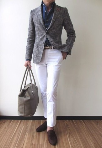 Модный лук: серый шерстяной пиджак, темно-синяя классическая рубашка, белые брюки чинос, темно-коричневые замшевые лоферы