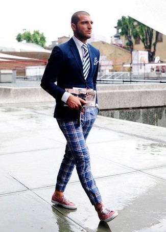 С чем носить темно-сине-белый галстук в вертикальную полоску мужчине: Любой мужчина будет выглядеть образцово-показательно в темно-синем пиджаке и темно-сине-белом галстуке в вертикальную полоску. Такой лук легко адаптировать к повседневным реалиям, если завершить его красными низкими кедами из плотной ткани.