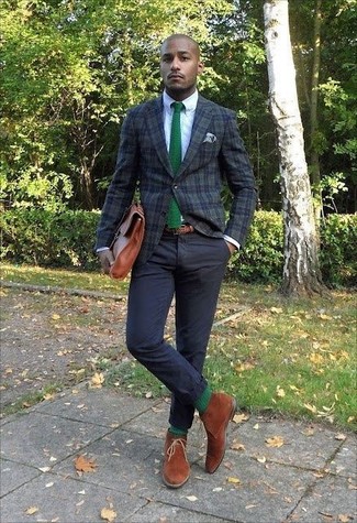 Как носить темно-зеленый пиджак в шотландскую клетку с черными брюками чинос в 20 лет: Любишь выглядеть дорого? Тогда тандем темно-зеленого пиджака в шотландскую клетку и черных брюк чинос для тебя. В тандеме с этим ансамблем наиболее уместно выглядят табачные замшевые ботинки дезерты.