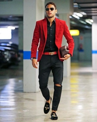 С чем носить темно-красный пиджак в 30 лет мужчине в теплую погоду: Темно-красный пиджак и черные брюки чинос — идеальный мужской лук для ужина с приятелями. Если ты любишь сочетать в своих ансамблях разные стили, из обуви можешь надеть черные бархатные лоферы с вышивкой.