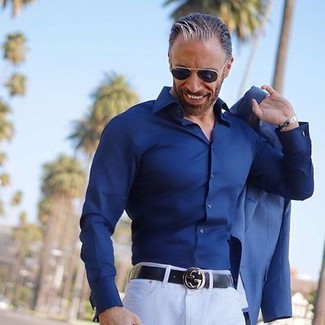 С чем носить часы за 50 лет мужчине в стиле смарт-кэжуал: Синий пиджак и часы — прекрасный вариант для молодых людей, которые никогда не сидят на месте.