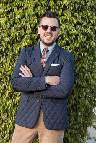 С чем носить бело-красно-синий галстук в шотландскую клетку мужчине в стиле смарт-кэжуал: Комбо из черного стеганого пиджака и бело-красно-синего галстука в шотландскую клетку позволит создать модный и привлекательный образ.