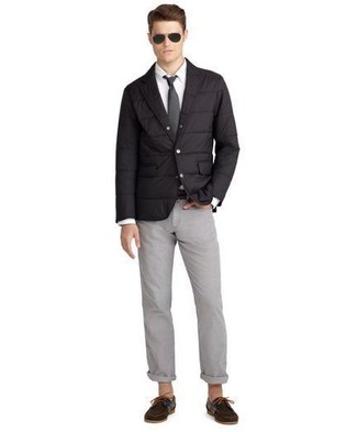 Модный лук: черный стеганый пиджак, белая классическая рубашка, серые брюки чинос, темно-коричневые замшевые топсайдеры