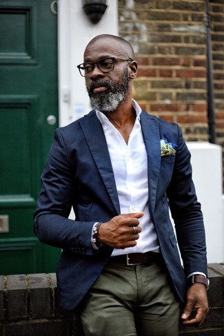 С чем носить браслет за 40 лет мужчине в стиле смарт-кэжуал: Сочетание темно-синего пиджака и браслета пользуется большим спросом среди ценителей комфортной одежды.
