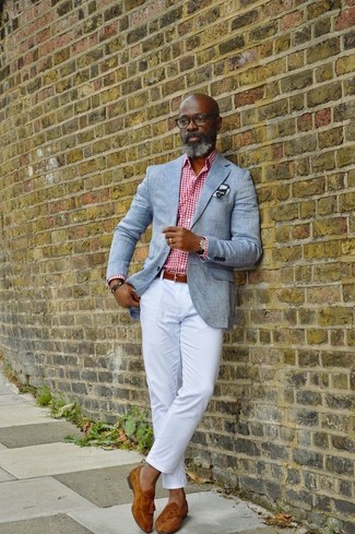Модный лук: серый пиджак, бело-красная классическая рубашка в мелкую клетку, белые брюки чинос, табачные замшевые лоферы с кисточками