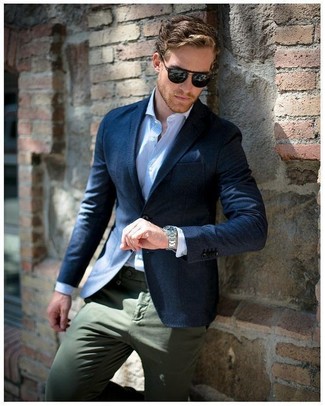 С чем носить голубую классическую рубашку в вертикальную полоску мужчине в теплую погоду: Голубая классическая рубашка в вертикальную полоску и оливковые брюки чинос — прекрасный вариант для создания мужского ансамбля в стиле business casual.