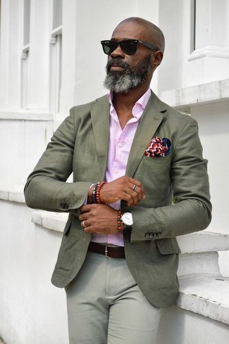 С чем носить темно-зеленый пиджак за 40 лет мужчине в стиле смарт-кэжуал: Темно-зеленый пиджак и серые брюки чинос — беспроигрышный выбор для создания мужского образа в стиле business casual.