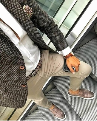 Какие пиджаки носить с коричневыми монками с двумя ремешками в 30 лет: Пиджак и бежевые брюки чинос позволят составить необычный мужской лук для рабочего дня в офисе. Любишь эксперименты? Дополни образ коричневыми монками с двумя ремешками.