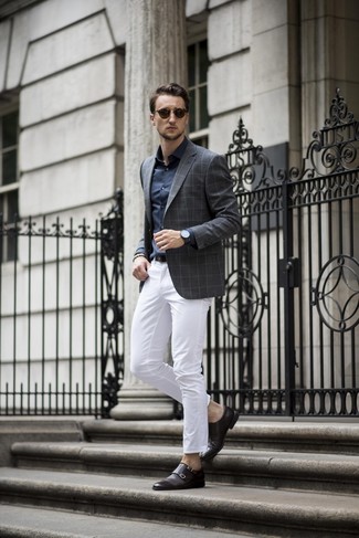 Как носить темно-синюю классическую рубашку с белыми брюками чинос в 20 лет лето в стиле смарт-кэжуал: Темно-синяя классическая рубашка в сочетании с белыми брюками чинос — необычный выбор для мужчин, работающих в офисе. Не прочь сделать образ немного строже? Тогда в качестве дополнения к этому луку, выбирай черные кожаные монки с двумя ремешками. Подобное сочетание одежды идеально подходит для жаркой погоды.