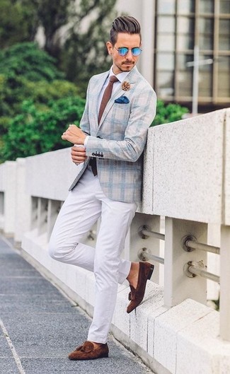 Модный лук: голубой пиджак в шотландскую клетку, белая классическая рубашка, белые брюки чинос, темно-коричневые замшевые лоферы с кисточками