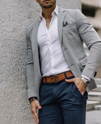 С чем носить черно-белый браслет мужчине в стиле смарт-кэжуал: Если у тебя наметился суматошный день, сочетание серого шерстяного пиджака и черно-белого браслета поможет создать комфортный образ в стиле кэжуал.