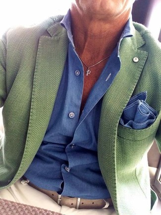 Модный лук: зеленый пиджак, синяя классическая рубашка, бежевые брюки чинос, синий нагрудный платок