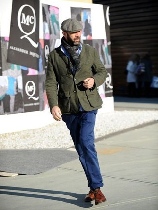 С чем носить темно-бирюзовый пиджак за 40 лет мужчине: Поклонникам стиля smart casual понравится сочетание темно-бирюзового пиджака и темно-синих брюк чинос. Табачные кожаные туфли дерби добавят образу нотки классики.