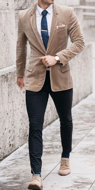 С чем носить светло-коричневый вельветовый пиджак мужчине в теплую погоду: Сочетание светло-коричневого вельветового пиджака и черных брюк чинос поможет выразить твой индивидуальный стиль и выделиться из толпы. В сочетании с этим образом наиболее уместно смотрятся бежевые замшевые ботинки дезерты.