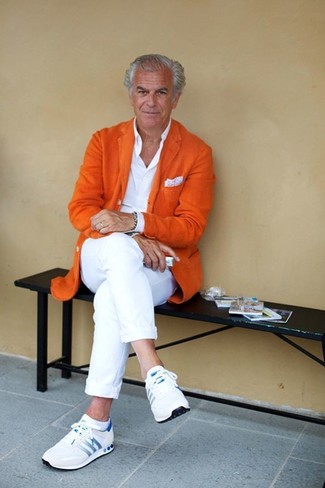 С чем носить белые кроссовки за 60 лет мужчине в стиле смарт-кэжуал: Оранжевый шерстяной пиджак в сочетании с белыми брюками чинос — необычный образ для джентльменов, работающих в офисе. Завершив лук белыми кроссовками, можно привнести в него динамичность.