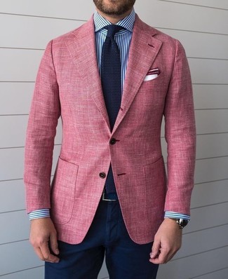 Модный лук: розовый пиджак, бело-темно-синяя классическая рубашка в вертикальную полоску, темно-синие брюки чинос, темно-синий вязаный галстук