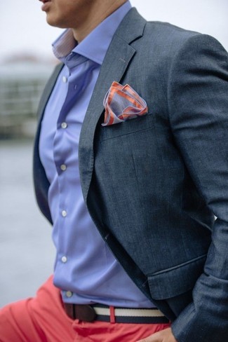 С чем носить темно-синюю классическую рубашку мужчине в стиле смарт-кэжуал: Если ты принадлежишь к той редкой группе парней, способных ориентироваться в моде, тебе придется по душе дуэт темно-синей классической рубашки и красных брюк чинос.