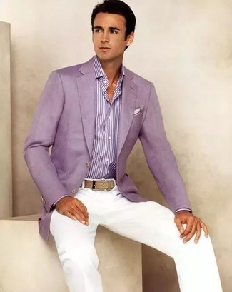 Модный лук: пурпурный пиджак, пурпурная классическая рубашка в вертикальную полоску, белые брюки чинос, белый нагрудный платок
