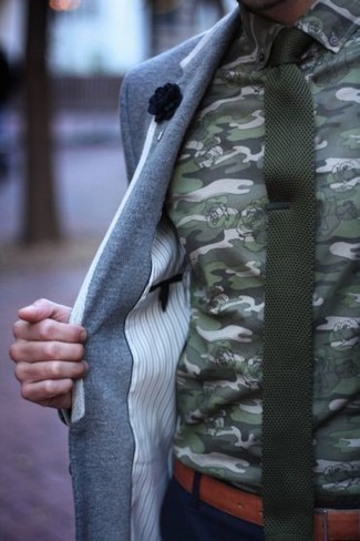 С чем носить мужскую брошь: Стильное сочетание серого шерстяного пиджака и мужской броши подходит для тех случаев, когда удобство ставится превыше всего.