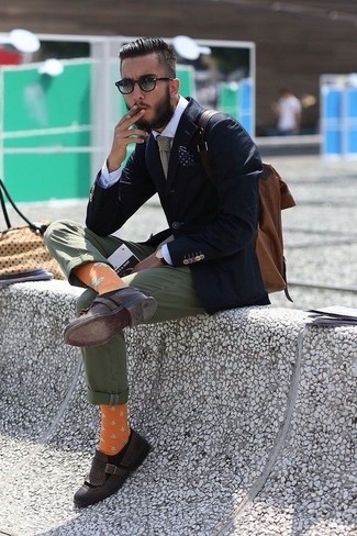 С чем носить желтые носки с принтом в 20 лет мужчине в теплую погоду: Темно-синий пиджак и желтые носки с принтом — великолепное решение для мужчин, которые постоянно в движении. Теперь почему бы не привнести в этот лук на каждый день немного стильной строгости с помощью темно-коричневых кожаных лоферов с кисточками?