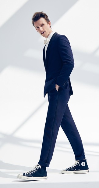 С чем носить белый галстук-бабочку мужчине в стиле смарт-кэжуал: Стильное сочетание темно-синего пиджака и белого галстука-бабочки подойдет для мероприятий, когда удобство ценится превыше всего. Темно-синие высокие кеды из плотной ткани — идеальный выбор, чтобы завершить образ.