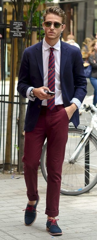 С чем носить красно-белый галстук в вертикальную полоску в 30 лет мужчине в стиле смарт-кэжуал: Несмотря на то, что это классический лук, дуэт темно-синего пиджака и красно-белого галстука в вертикальную полоску всегда будет выбором современных джентльменов, непременно покоряя при этом дамские сердца. Пара темно-синих замшевых туфель дерби очень просто вписывается в этот ансамбль.